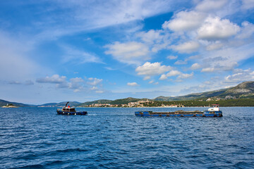 Ein Schlepper zieht ein Transportschiff durch das Mittelmeer bei Trogir Kroatien