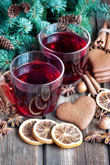 Obraz na płótnie Canvas Mulled wine with gingerbread cookies. Christmas composition