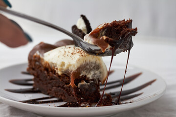 pastel de chocolate con crema y dulce de leche con una oreo arriba
