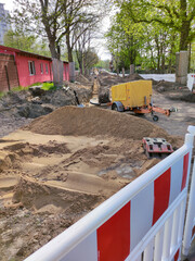 Glasfaser Tiefbauarbeiten im Kanalschacht einer Straße