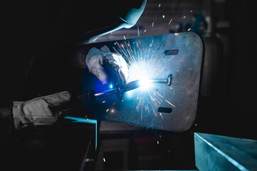 Travailleur en usine soudeur professionnel de métaux avec masque à souder