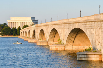 Fototapeta premium Memorial Bridge and Lincoln Memorial in Washington DC, United States