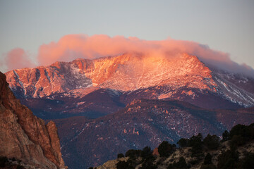 Fototapeta premium Sunrise shining on the mountains at Garden of the Gods in Colorado Springs, Colorado.