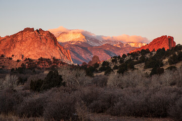 Naklejka premium Sunrise shining on the mountains at Garden of the Gods in Colorado Springs, Colorado.
