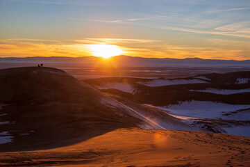 Fototapeta na wymiar Landscape view of the sunset from atop a dune in Great Sand Dunes National Park (Colorado).