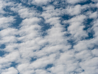 ひつじ雲と青空の背景用素材