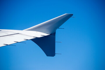 Fototapeta na wymiar ala de avión con cielo azul de fondo