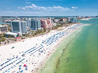 Photo sur Plexiglas Clearwater Beach, Floride Summer vacations in Florida. Panorama of Ocean beach and Resorts in US. Blue-turquoise color of water. American Coast or shore. Island in Gulf of Mexico. Clearwater Beach FL. Aerial view on city