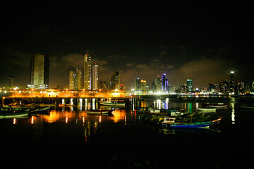 Fototapeta na wymiar Una vista general nocturno de Ciudad de Panamá iluminada
