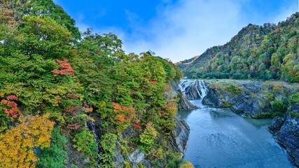 青空バックに見る滝と紅葉のコラボ情景＠北海道