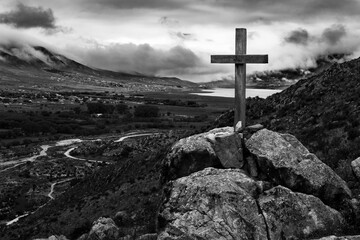 Cruz católica de madera situada en la cima de un cerro, con vista al valle de Tafí del Valle....