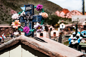 Tumba con corona de flores en cementerio del norte argentino