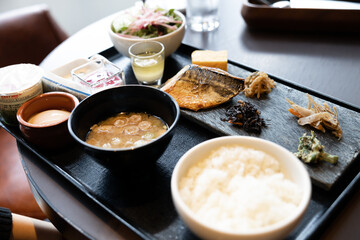 女性が朝食を食べているシーン