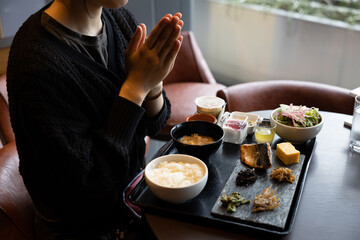 女性が朝食を食べているシーン