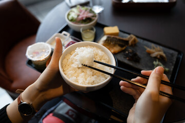 女性が朝食を食べているシーン