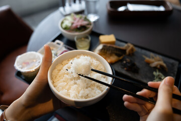 女性が朝食を食べているシーン