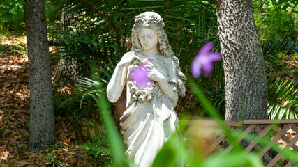 紫の花と女神像