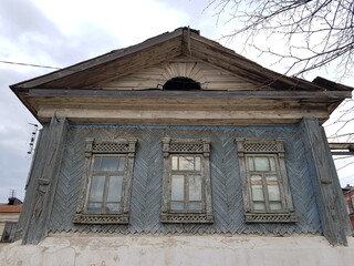 Obraz premium Three windows in an old wooden house
