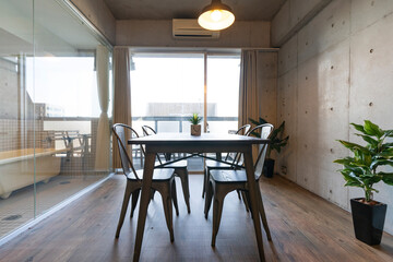 リビングルームの窓際に置かれたテーブル