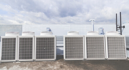 System of central conditioning set on the roof of the building .