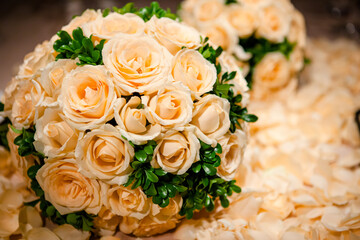 The wedding dinner table is covered with pink and tender yellow rose petals, and there are two round yellow rose balls at the front and back, filling the romantic and elegant atmosphere.