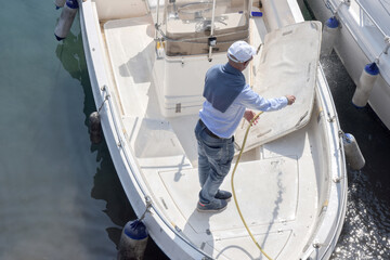 uomo lavaggio barca