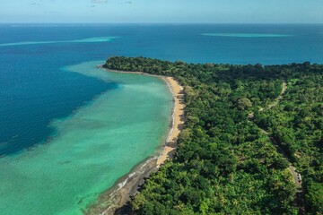 Fototapeta na wymiar Vol en drone au Sud de Mayotte