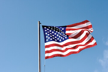 Bandiera americana al vento con un cielo blu, ITA