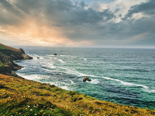 Bord de mer agitée et falaises