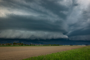 Obraz na płótnie Canvas Upcoming shelf cloud of a strong thunderstorm over the Dutch plains