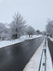 Nasse Strasse im Winter