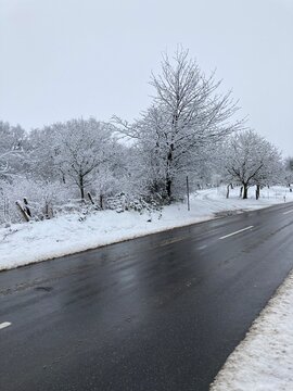 Nasse Strasse im Winter