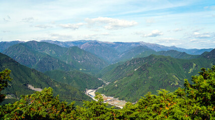 熊野古道伊勢路馬越峠コースをハイキングしていると見える紀伊山地の豊かな緑の山々