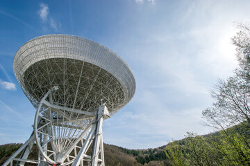 Radio Teleskop lauscht in den Himmel