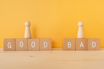 グッド、バッド｜「GOOD」「BAD」と書かれた積み木と人型のオブジェ