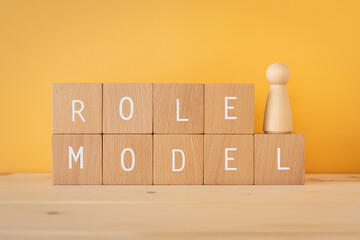 ロールモデル、手本、見本｜「ROLE MODEL」と書かれた積み木と人型のオブジェ - obrazy, fototapety, plakaty