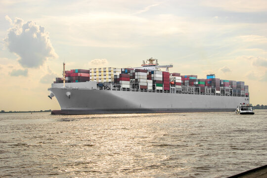 gro&szlig;es Containerschiff auf dem Wasser