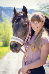 Obraz premium Mädchen mit Pferd/Pony