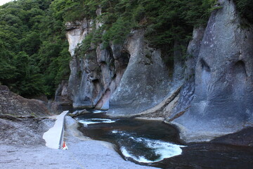 奇岩。吹割溪にある吹割の滝にある岸壁。