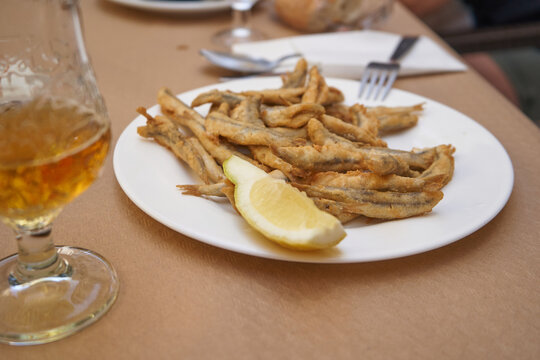 Plato de boquerones fritos