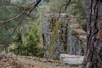 Treppenartiger Felsen im Bereich der Meura Steine - Meura, Thüringer Schiefergebirge. Die aus Schiefer bestehenden Meurasteine sind ein beliebtes Wandergebiet - obrazy, fototapety, plakaty