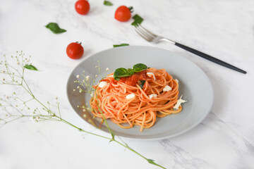 バジルとモッツアレラチーズのトマトソースパスタ