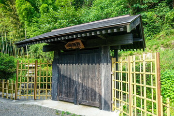 江戸時代には高麗神社の神職の住居だった高麗家住宅の門（国の重要文化財）