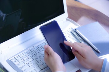 スマホを操作する女性