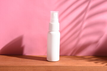 ボタニカルなスキンケアボトル