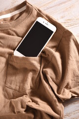 無地のTシャツとスマートフォン