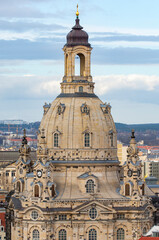 Fototapeta na wymiar Die wieder aufgebaute Frauenkirche in Dresden