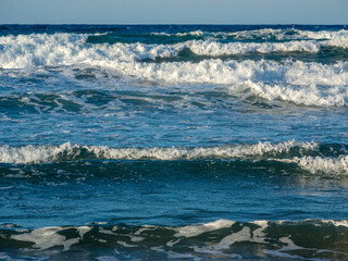 Die Meeresbrandung an einem Strand im Mittelmeer