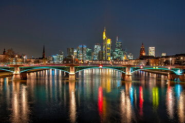 Fototapeta na wymiar Die Skyline von Frankfurt am Main am Abend