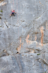 Gente practicando la escalada en una pared de roca, cerca de la población de Jérica, en la...